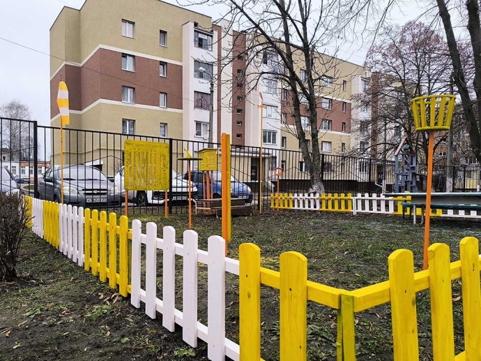 В Разумном волонтёры белгородского завода «ОМК Энергомаш» обновили метеоплощадку детсада