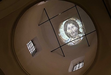 В куполе новгородской церкви Успения на Торгу проецируют шедевры храмов мира