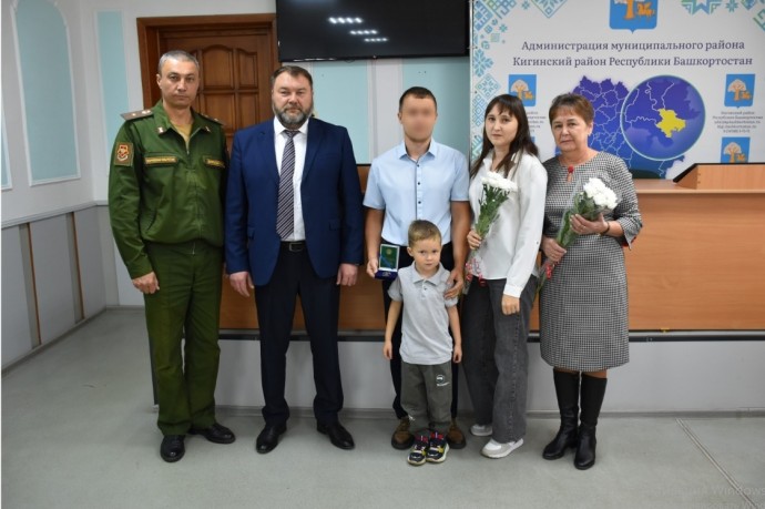 Глава района Башкирии наградил бойца СВО Глава района Башкирии наградил бойца СВО