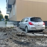 В Южно-Сахалинске вокруг припаркованной машины сняли асфальт — авто оказалось "в ловушке"