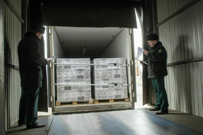 Не коньяк, а подкрашенный спирт: таможня выявила каналы поставок контрафакта Не коньяк, а подкрашенный спирт: таможня выявила каналы поставок контрафакта