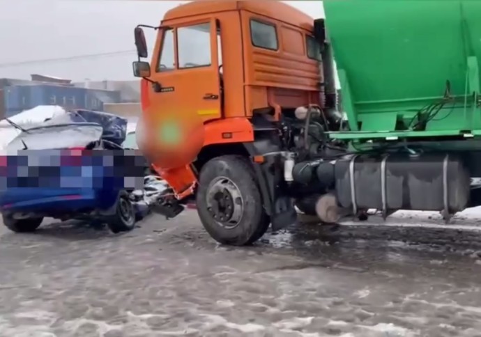 В Валуйском округе женщина за рулём иномарки врезалась в грузовик и погибла