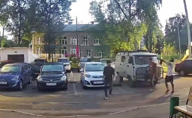 В Уфе поймали трех мигрантов, которые били людей и машины В Уфе поймали трех мигрантов, которые били людей и машины