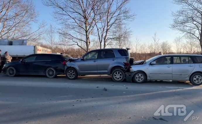 "Вот что бывает, если не держать дистанцию": массовое ДТП в Южно-Сахалинске