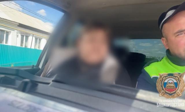 В Башкирии поймали женщину-водителя с правами чужого мужчины В Башкирии поймали женщину-водителя с правами чужого мужчины