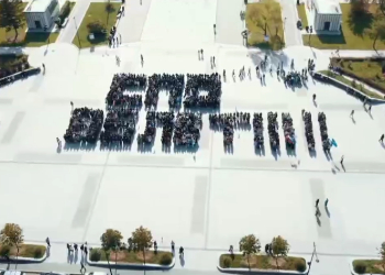 Около тысячи студентов в Благовещенске выстроились с живую открытку Около тысячи студентов в Благовещенске выстроились с живую открытку