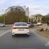 Две школьницы на одном самокате упали у "зебры" в Южно-Сахалинске, едва не попав под колеса авто