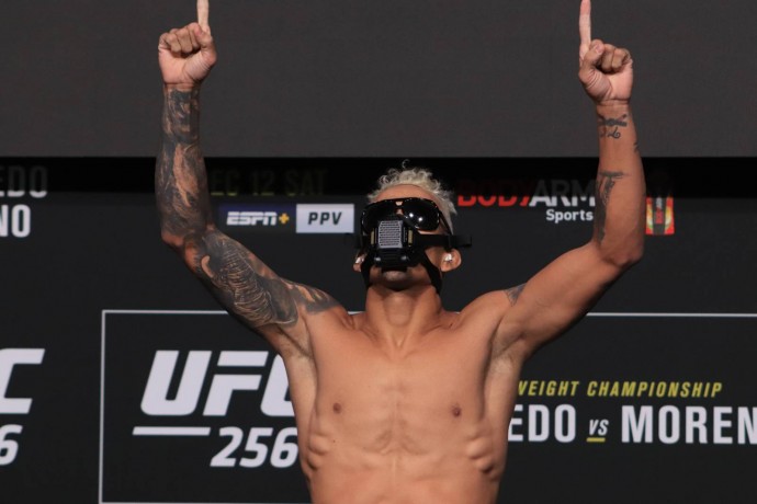 Экс-чемпион UFC обещает нокаутировать Топурию