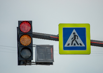 В Благовещенске пешеход шел на красный и попал под машину