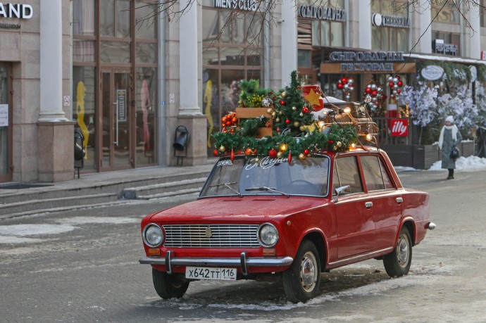 Как украсить автомобиль к Новому году и не лишиться прав
