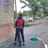 Вор заклеил скотчем камеру и украл велосипед
