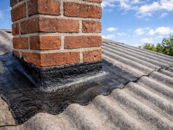 Примыкание дымохода герметизируют мастикой с армированием