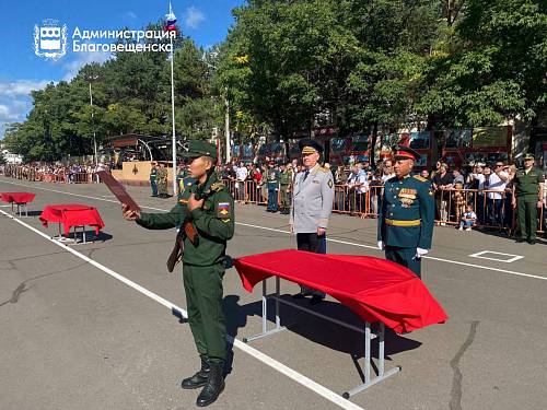 Олег Имамеев поздравил первокурсников ДВОКУ с присягой