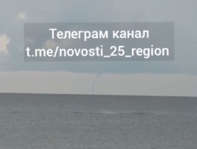 Приморцы запечатлели в районе Ханки опасное явление