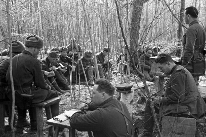 Владеть минометом и противотанковым ружьем: как готовили замполитов для фронта Владеть минометом и противотанковым ружьем: как готовили замполитов для фронта