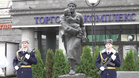 На площади Стачек возложили цветы к памятнику сотрудникам милиции, погибшим в годы блокады Ленинграда