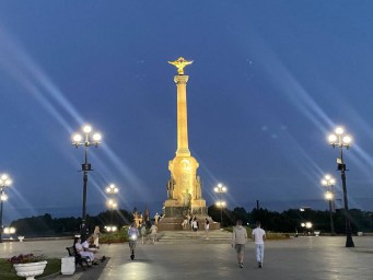 Архитектурная подсветка украсила стелу «1000-летию Ярославля» на Стрелке