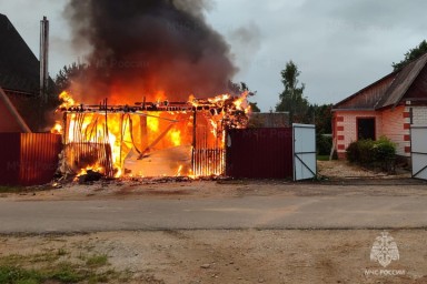 Пять человек тушили полыхающий гараж в медынской деревне