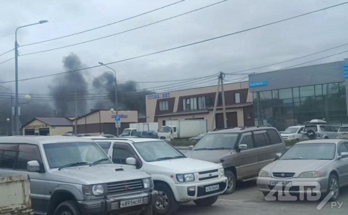 Пожар полыхает в районе "Армроса" в Южно-Сахалинске