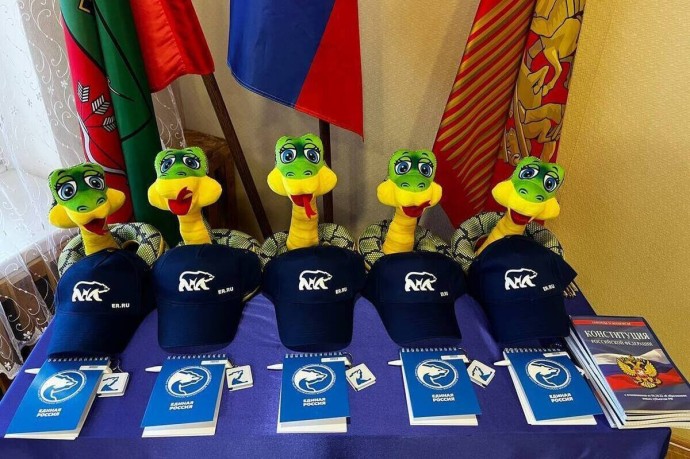 Каменско-Днепровский округ Запорожья отметил День Конституции РФ вручением паспортов юным гражданам