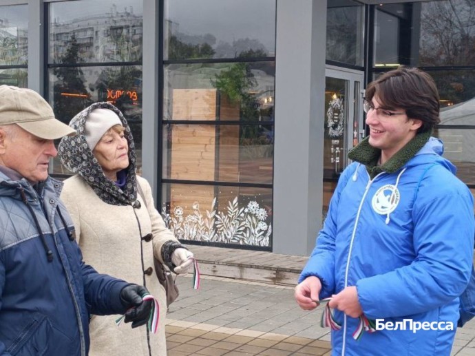В Белгороде раздали ленты в День флага Белгородской области В Белгороде раздали ленты в День флага Белгородской области