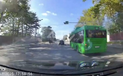 На пешеходном переходе в Южно-Сахалинске едва не сбили человека
