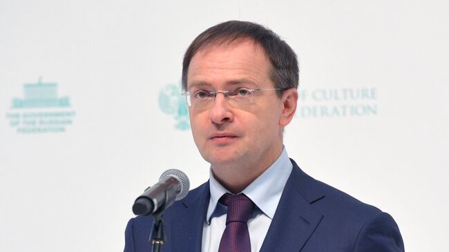 Мединский поздравил россиянок с Днем матери