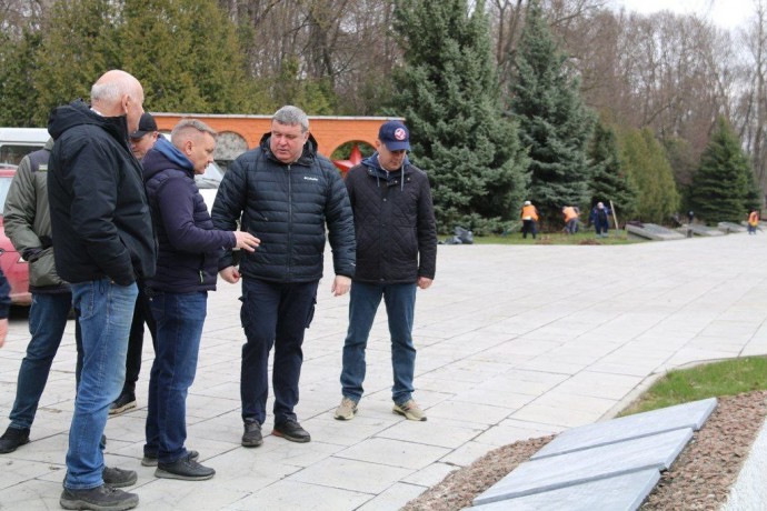 Илья Беспалов проверил, как идет установка плит с именами погибших красноармейцев