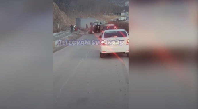 Перевернувшийся внедорожник парализовал движение во Владивостоке Перевернувшийся внедорожник парализовал движение во Владивостоке