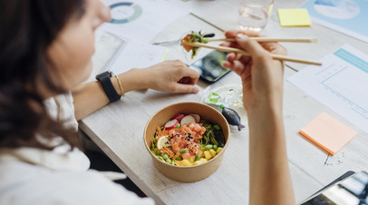 Россиянам объяснили, можно ли есть на рабочем месте и грозит ли за это наказание