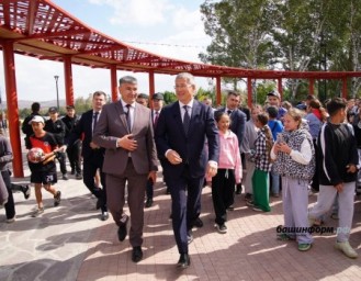 Глава Башкирии ознакомился с реконструкцией единственного парка в Баймаке
