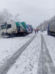 Федеральную трассу под Иркутском перекрыли из-за ДТП с большегрузами
