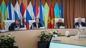 Денис Мантуров посетил Военный инновационный технополис «Эра»