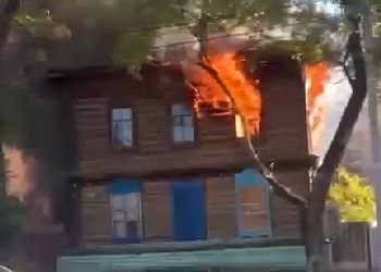 В Благовещенске огонь охватил двухэтажный дом В Благовещенске огонь охватил двухэтажный дом