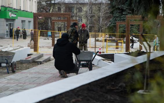 В Курске благоустройство территории у ТЦ Куряночка вышло на финишную стадию