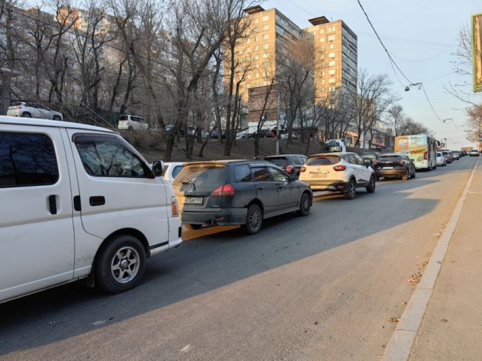 Стоим колом. 9-бальные пробки сковали Владивосток