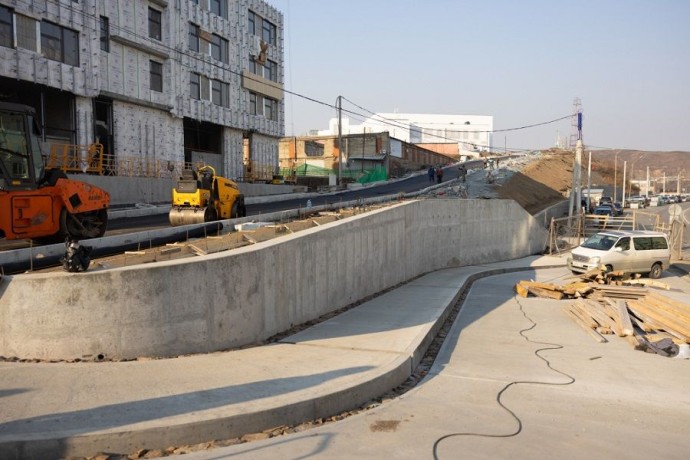 Подрядчик начал асфальтирование дороги к «Дому со льдом» во Владивостоке Подрядчик начал асфальтирование дороги к «Дому со льдом» во Владивостоке