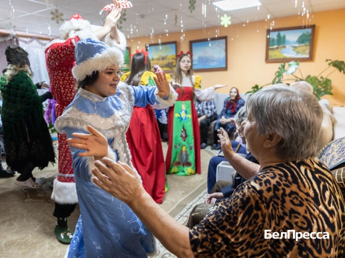 Частичка тепла. Как поздравили с Новым годом постояльцев Вейделевского дома престарелых