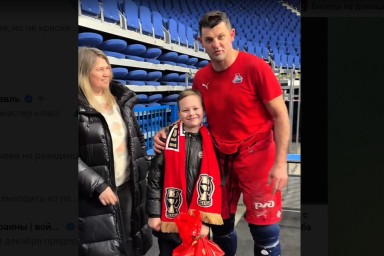 Игроки «Локомотива» встретились с мальчиком, в которого попала шайба