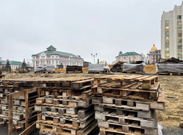 В Саранске перекладывают брусчатку рядом с Советской площадью В Саранске перекладывают брусчатку рядом с Советской площадью