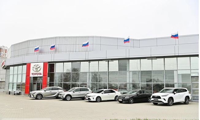 Как живет первый автоцентр Тойота на Урале: репортаж из салона, где продолжают продавать японские авто