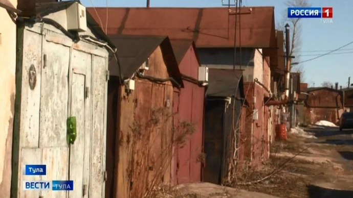 В Заокском мужчина украл из чужого гаража бензопилу, бензогенератор и набор ключей
