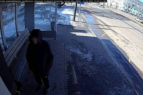 В Благовещенске задержали мужчину, который разбил бутылкой стекло остановки В Благовещенске задержали мужчину, который разбил бутылкой стекло остановки