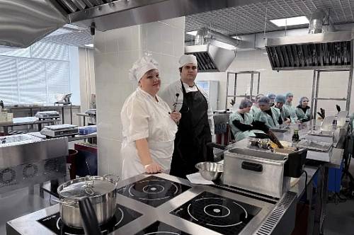 Амурские студенты научили москвичей готовить китайское блюдо