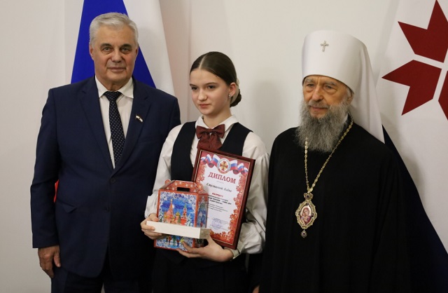 Владимир Чибиркин и митрополит Зиновий наградили призеров Республиканского конкурса «Александр Невский – Слава, Дух и Имя России»