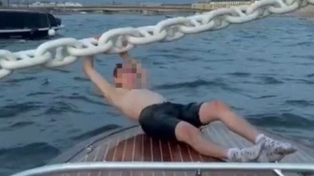 Петербуржец повисел на цепи «Авроры»: его уже нашла транспортная полиция