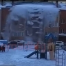Сход снежной «лавины» с крыши попал на видео в Благовещенске