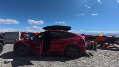 Китаец оснастил свой электромобиль Tesla бензогенератором, чтобы отправиться в Тибет