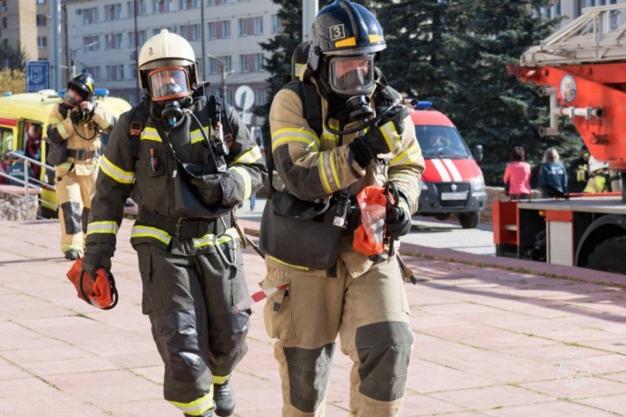 В Кирове пожарные провели учения во Дворце культуры железнодорожников В Кирове пожарные провели учения во Дворце культуры железнодорожников