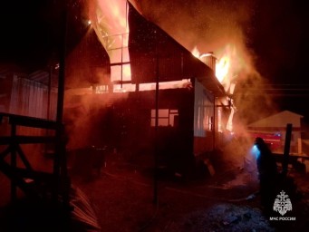 В Башкирии крупный пожар уничтожил дом многодетной семьи